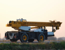 Do czego można wykorzystać dźwigi samojezdne na budowie?