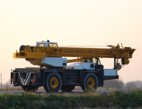 Do czego można wykorzystać dźwigi samojezdne na budowie?