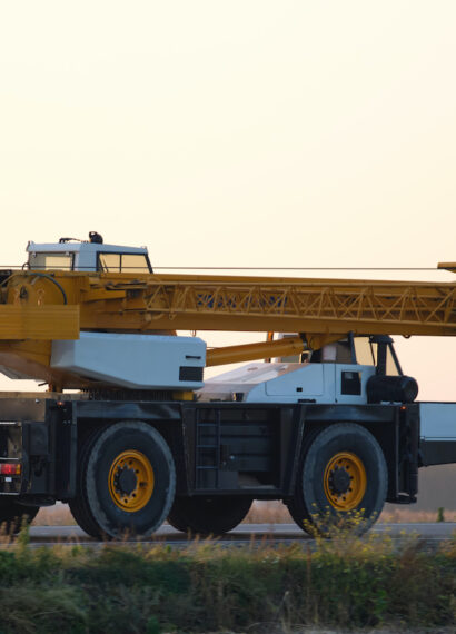 Do czego można wykorzystać dźwigi samojezdne na budowie?