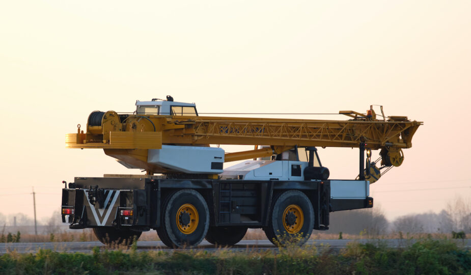 Do czego można wykorzystać dźwigi samojezdne na budowie?