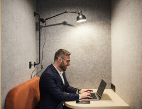 Jakie zalety mają budki akustyczne?