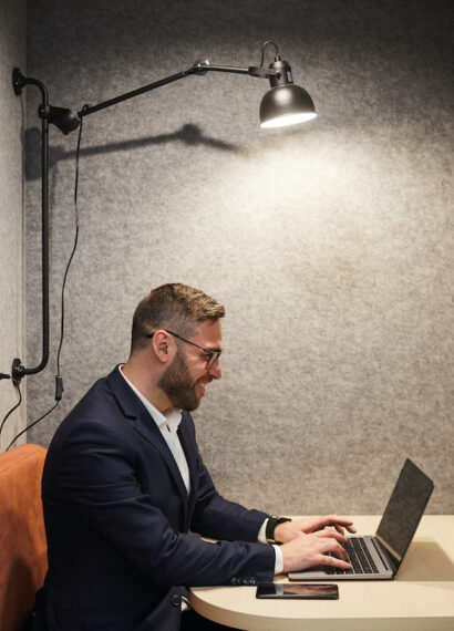 Jakie zalety mają budki akustyczne?